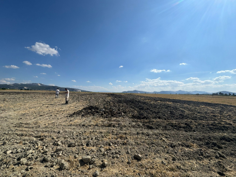 26 kamyon dolusu arıtma çamurunu açık araziye döktüler